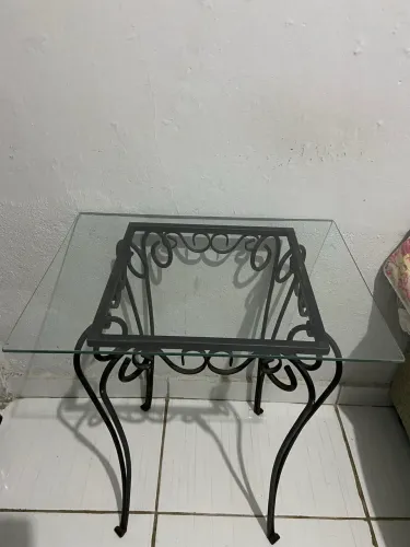 Mesinha com tampa de vidro