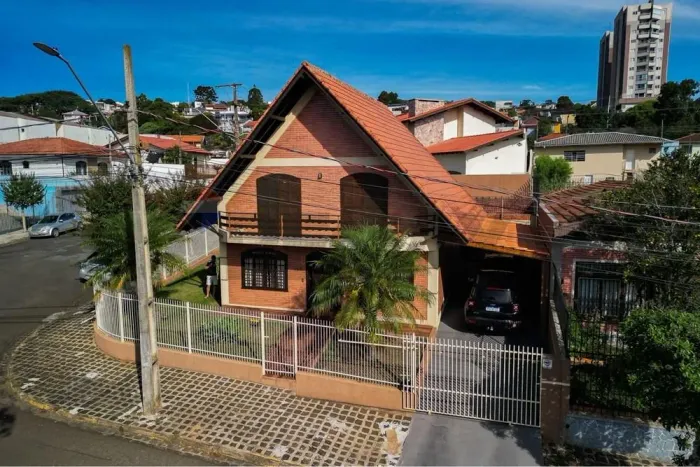 Casa de esquina com edícula completa, 250m² construídos, 4 vagas cobertas, amplo terreno,