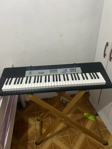 Vendo teclado musical ctk-1550 junto com mesa de suporte