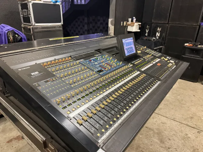 Mesa de som Yamaha PM5D RH ACEITO TROCAR POR CARRO