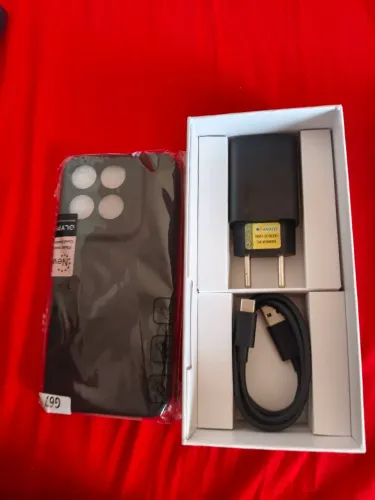 Vendo Motorola moto G77 semi novo três meses de uso ,256 gibas vai com carregador  e caixa