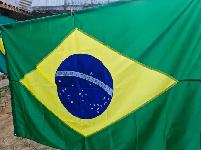 Bandeira do Brasil medida aproximada 190 cm por 130 cm