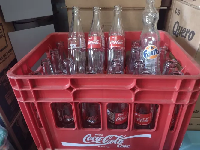 Caixa com 24 garrafas de Coca cola novas sem raspados ,marcas ou batidas  coleção 