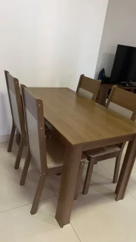 Mesa de jantar - 4 lugares (com cadeiras)