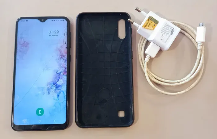 Samsung Galaxy A10 Tela trincada, funcionado!