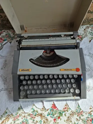 Máquina de escrever antiga Olivetti Tropical no estado conforme fotos