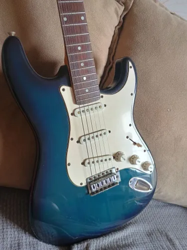 Vendo guitarra e 2 cabos 
