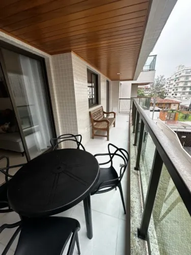 Excelente 2 qtos mobiliado, 100m da Praia do Forte e Condomínio com piscina