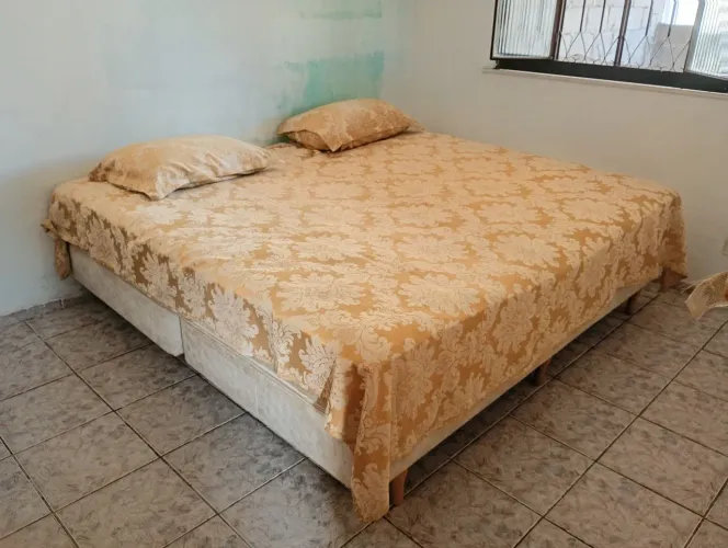 Cama  box king size, com colchão metalado