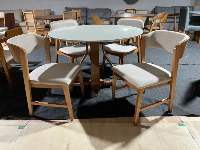 Mesa de Jantar redonda 1.10m com 04 cadeiras