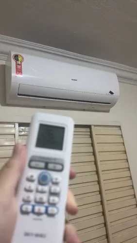 Ar condicionado de 12000 BTUs.