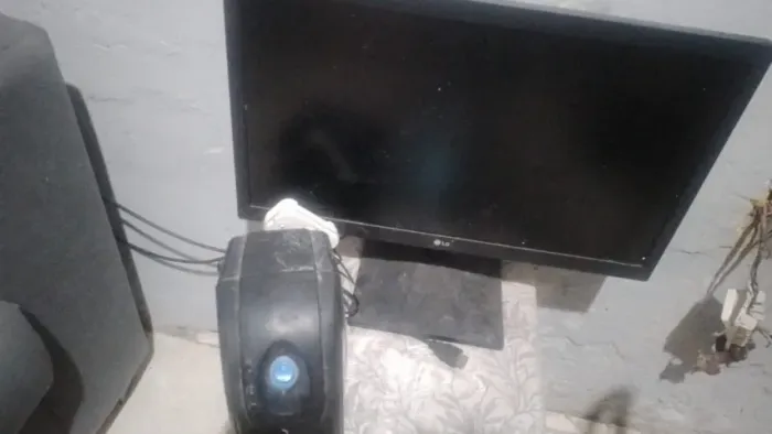 Tela de computador e estabilizador 