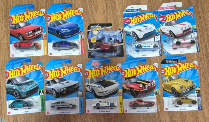 10 carrinhos hot wheels incluindo porshe e tesla