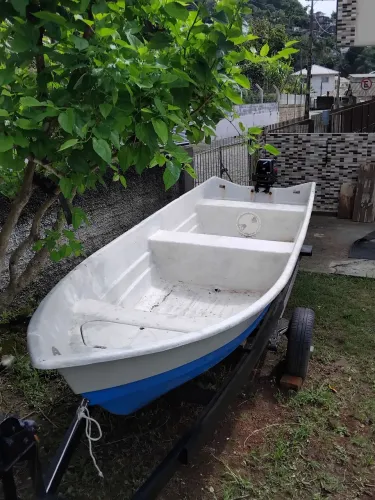 Barco de fibra casco duplo +carreta de encalhe  motor 9