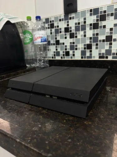 PS4 + 3 controles originais + cabo HDMI