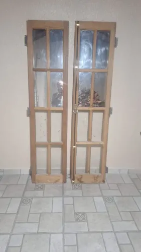 Porta balcão,  com vidro e espelho 