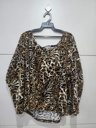 Blusa de veludo animal print Tam. M
