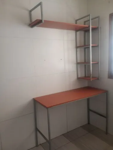 Mesa de estudo com prateleiras