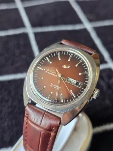 Enicar Automático Vintage Suíço 25 Rubis Day-Date - Mostrador Marrom