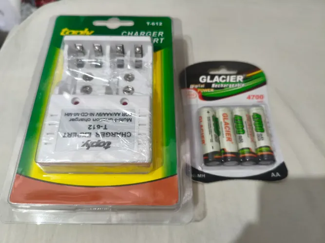 Pilhas recarregáveis com carregador LACRADOS.