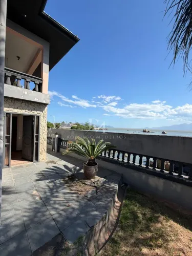 Casa pé na areia com 6 quartos à venda em Coqueiros, Florianópolis/SC