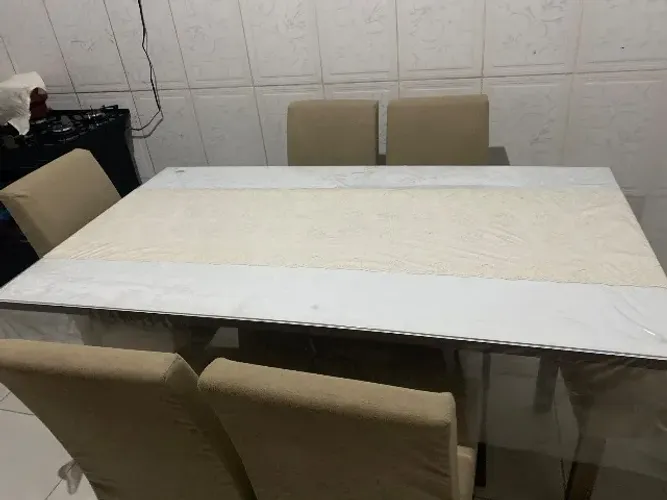 Mesa de jantar 6 cadeira OBS:Sem As Cadeiras.Valor À Negociação