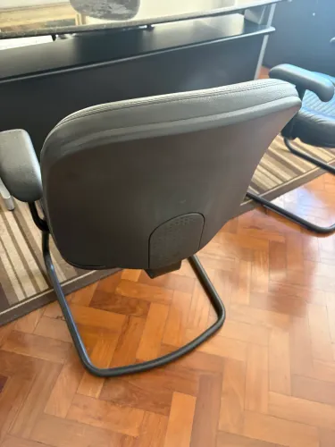Cadeira de Escritório Preta com Braços - Estofada
