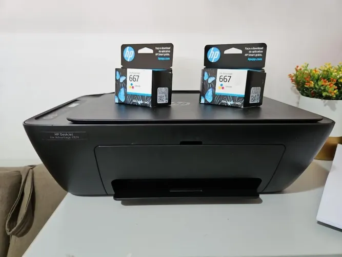 Impressora Multifuncional HP DeskJet 2874 Wi-Fi + 2 Cartuchos HP 667 Novos Lacrados
