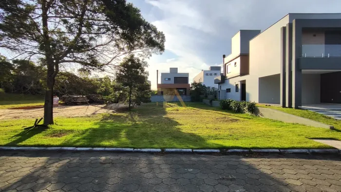 Terreno em Condomínio à Venda em Garopaba-SC, Bairro Limpa - 360m² de Área!