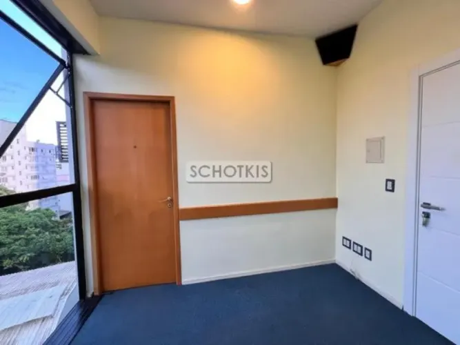 IMOBILIÁRIA SCHOTKIS VENDE EXCELENTE SALA COMERCIAL DESOCUPADA, EM PLENA RUA 24 DE OUTUBRO
