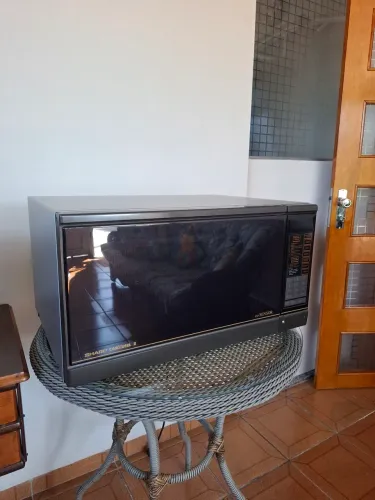 Micro-ondas grande em perfeito estado