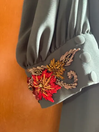 Vestido de festa bordado a mão