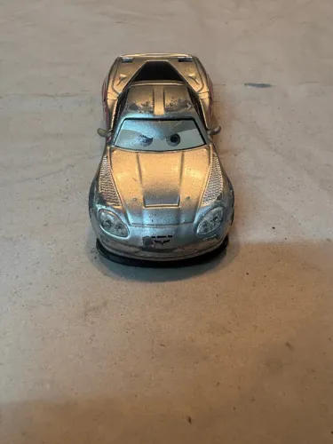 Carrinho Disney Cars 2 - Jeff Gorvette com defeito - leia