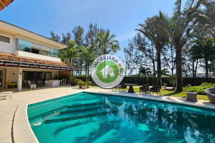 Venda de Casa de Luxo em Condomínio na Barra da Tijuca - Rio de Janeiro-RJ: 4 Quartos, 4 S