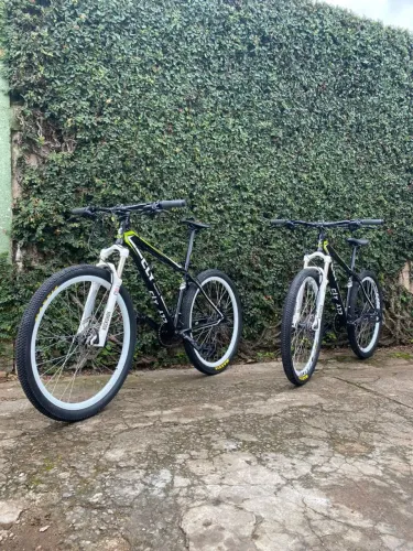 Bicicleta MTB 27,5 M, suspensão Rockshox XC30, freios hidráulicos e pneus Maxxis novos!