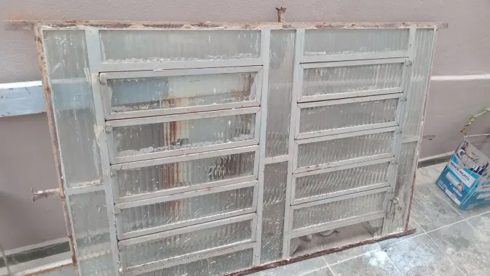Vitrô de cozinha /faltam poucos vidros tamanho 1 metro por 1.5