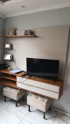 Troca-se painel semi-novo tamanho 1,80 de largura por rack pequeno de 1,20 de largura