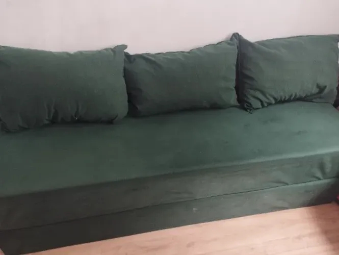 Sofanete verde musgo - vira duas camas de solteiro. Acompanha os pés e almofadas