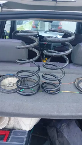 Vendo par de mola esportivo  carro fiat    traseiro  chama no número *