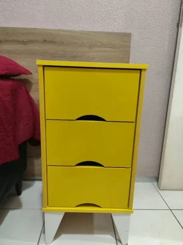 Gaveteiro amarelo