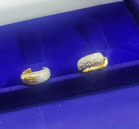 Brincos Detalhes Ouro Branco e Amarelo18 Kilates Peso 2.41 Gramas 11 x 3 mm