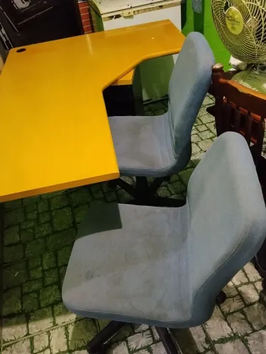 Mesa de Canto em L + Escrivaninha + 2 Cadeiras
