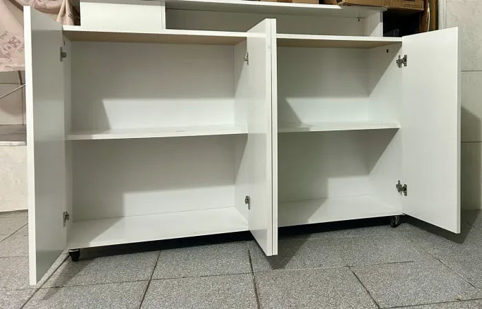 Móvel branco com rodinhas 