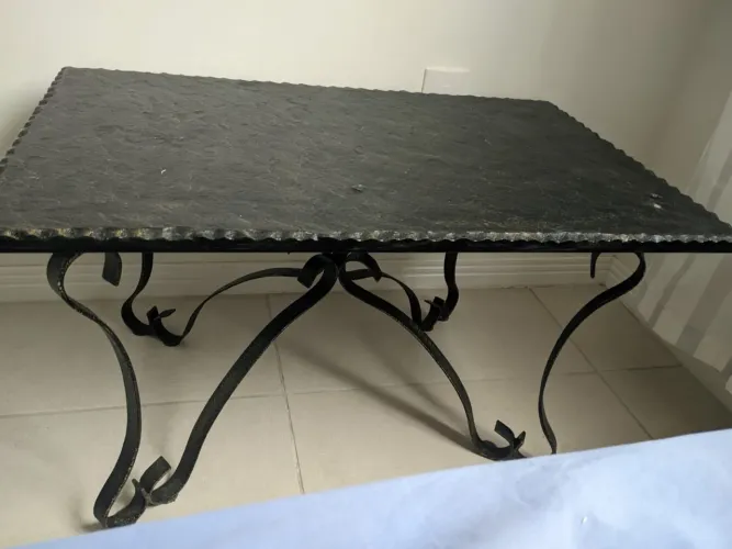 Mesa de Centro Rústica - Ferro Artesanal + Pedra Natural 80x50cm