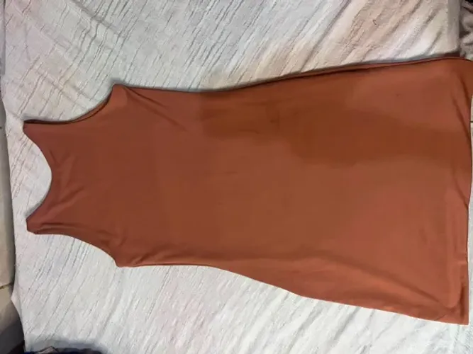 Vestido canelado marrom
