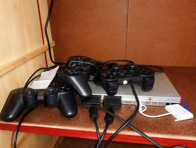PLAYSTATION 2 PRATA