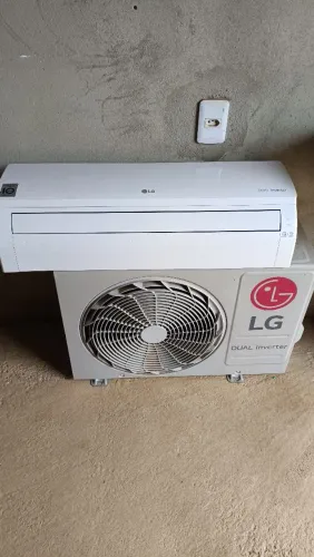 Vendo esse Ar condicionado de 9 mil BTUs inverter esta com Serpentina da evaporadora furad