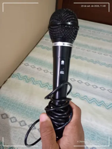 Vendo um microfone com fio novo comprei e não usei lo cor preto