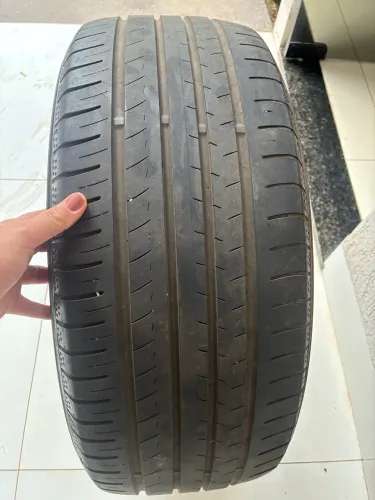 Pneu 245/45 R19 usado bom estado.