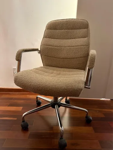 Cadeira giratória com tecido bouclé Entreposto